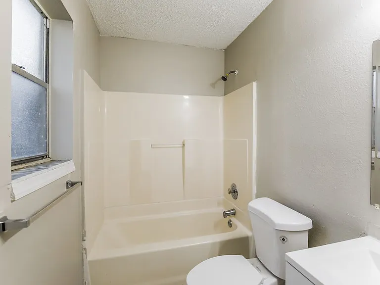 425 SW 74th Ave — Photo 10