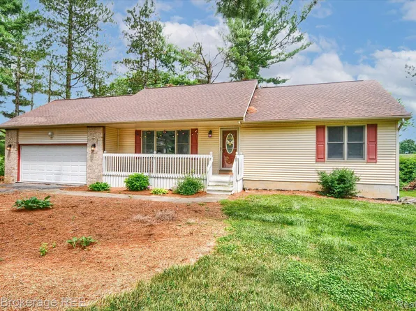 7052 White Pine Dr, Perry, MI 48872