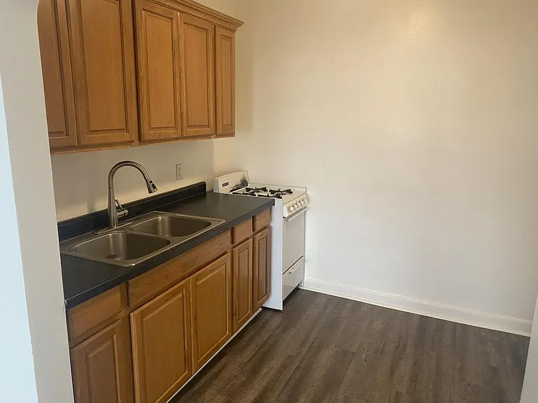 1016 Ogden Ave #9 — Photo 2