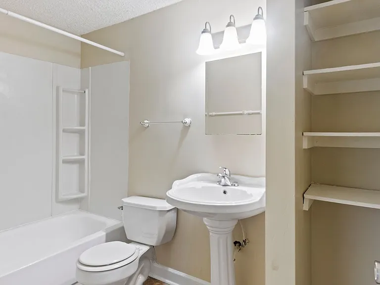 Balsam Avenue Apartments - The Courts — Photo 10