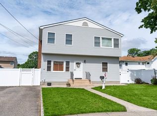 8 West Ct, Bethpage, NY 11714