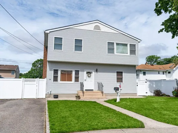 8 West Court, Bethpage, NY 11714