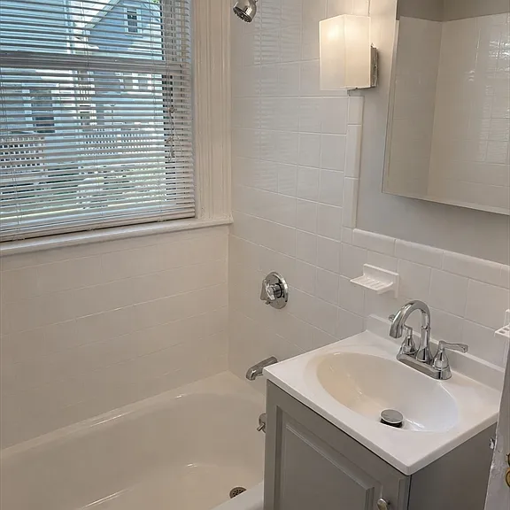 100 Franklin St #1 — Photo 13