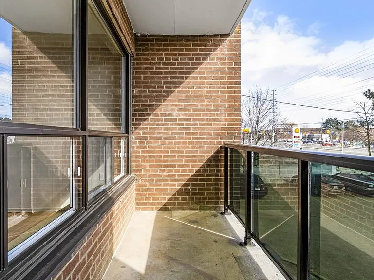 1219 Dundas St W — Photo 16