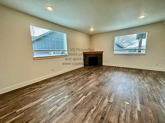 5th image of 347 NE Lovrien Ave