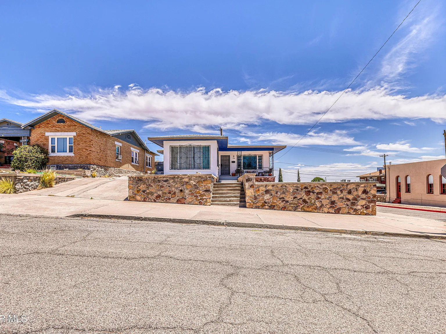 3 bed, 2.0 bath, 1975 sqft, $2,000 — Photo 2