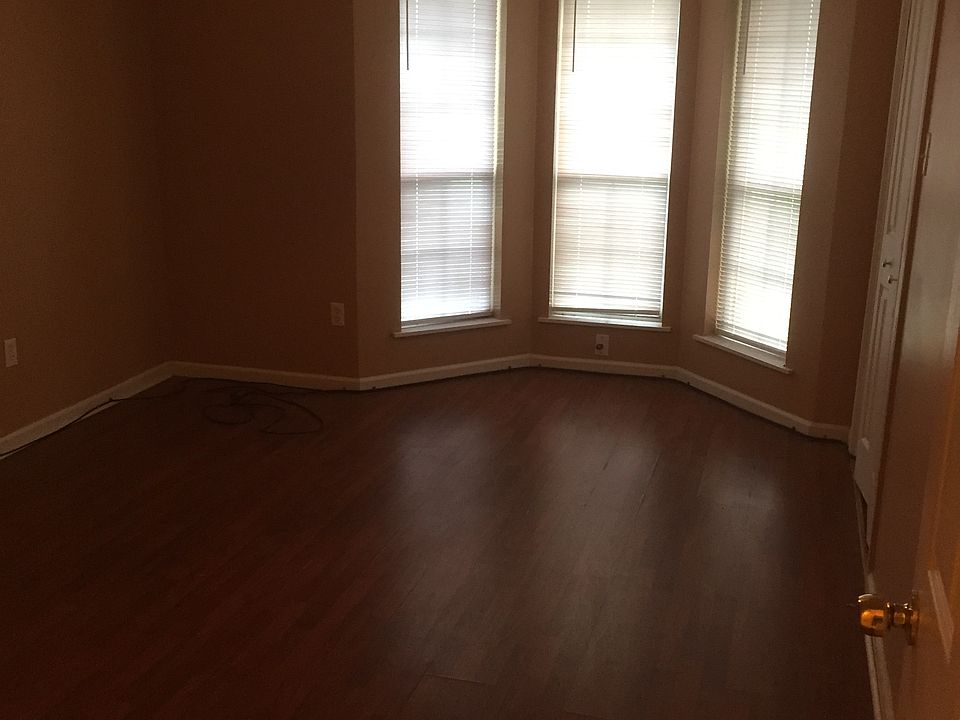 1st image of 688 Sabre Dr