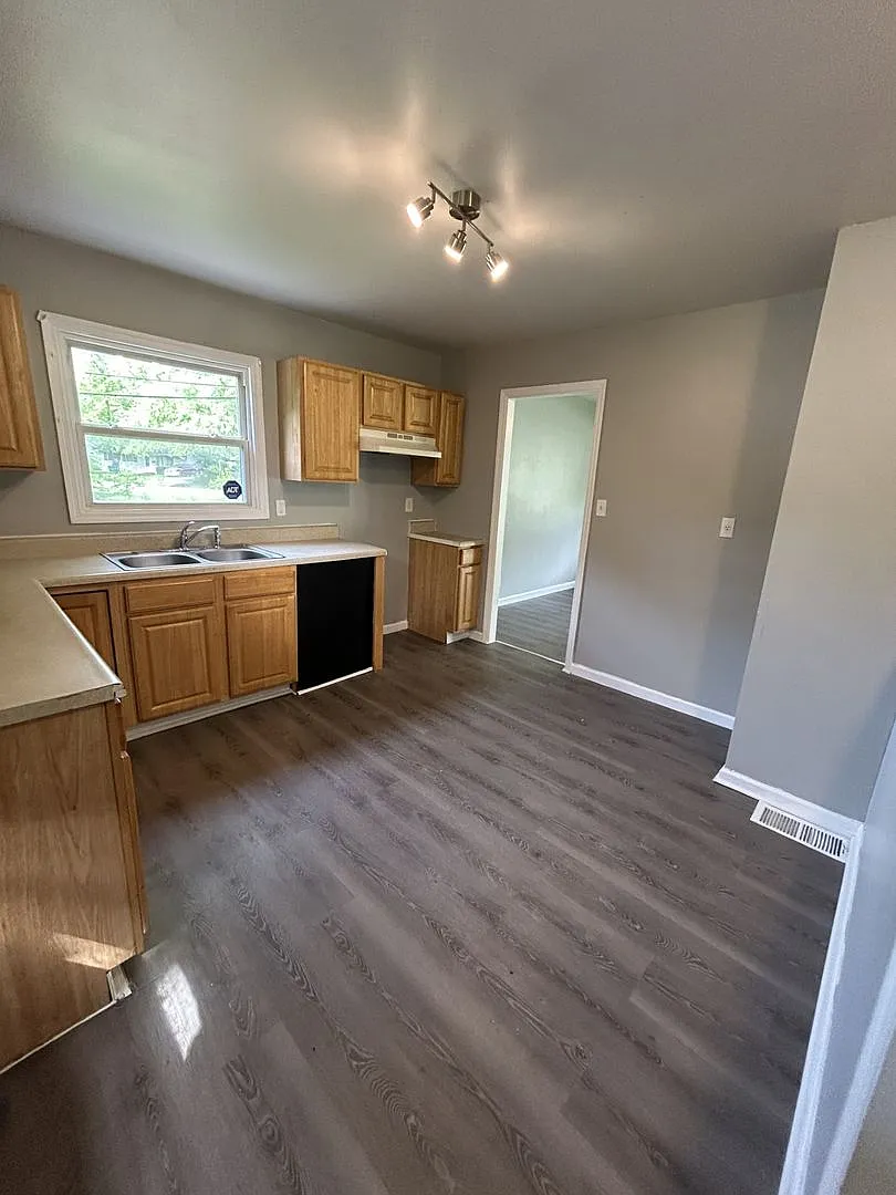 For Lease — Photo 2