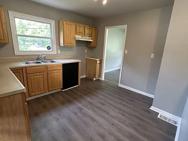 121 Saint Dorothy Dr — Photo 2