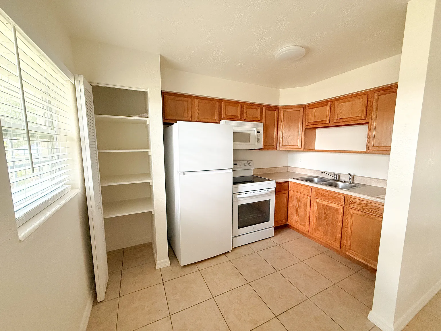 Welk Arms Apartments — Photo 2