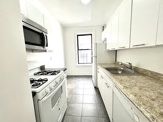 Rented by A&E Real Estate Management | media 10