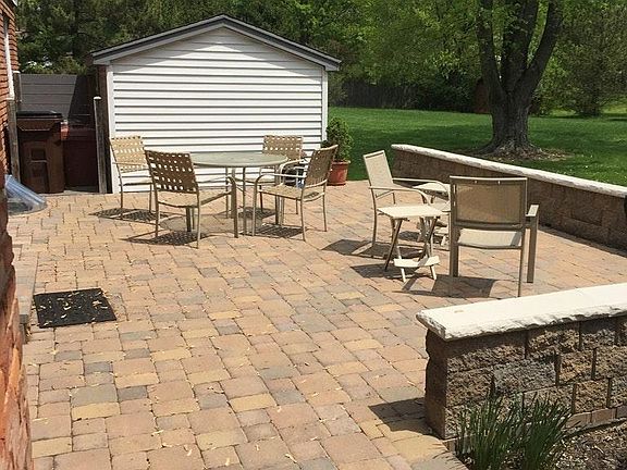 4th image of 8894 Castleford Ln