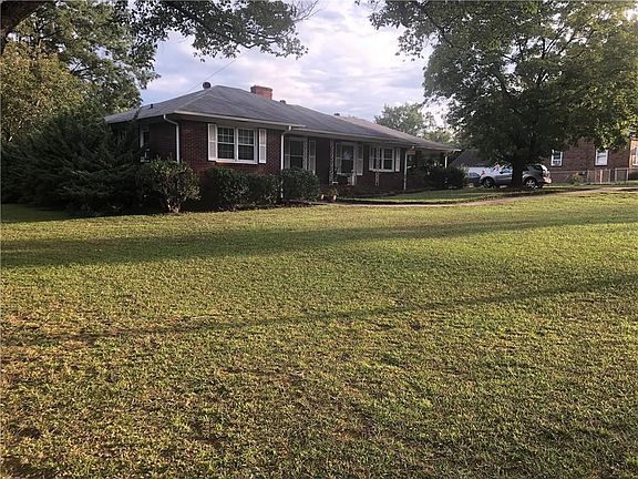 3rd image of 216 Laurel Ave E