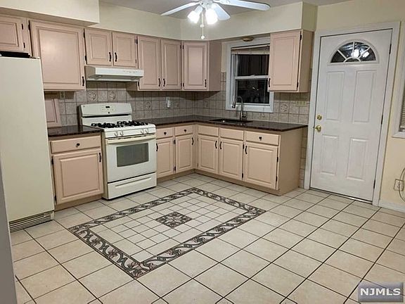 5th image of 406 Farnham Ave Floor 1