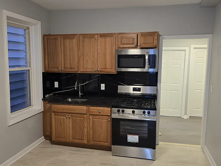 136 Winfield Ave #1L — Photo 5