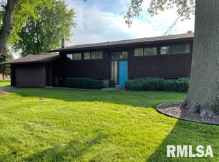 8814 Ridgewood Rd, Rock Island, IL 61201