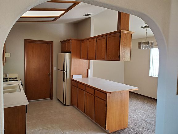 5th image of 2271 Holly Ave