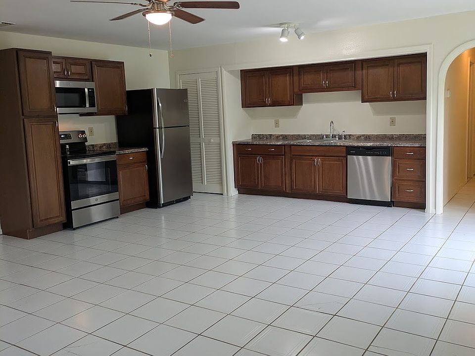 Fully applianced kitchen. Lots of cabinets