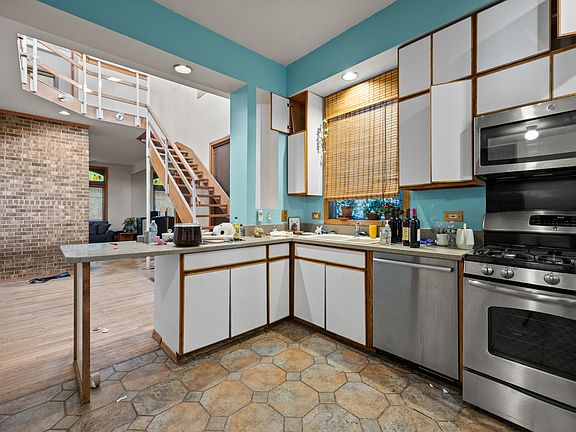 5th image of 2137 W Moffat St