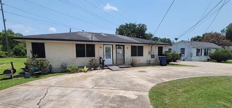 1st image of 206 Robertson St