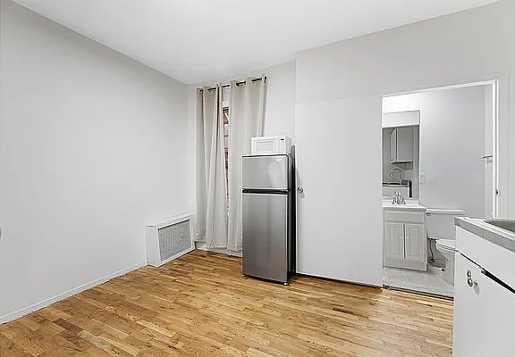 4th image of 240 W 64th St APT 1H