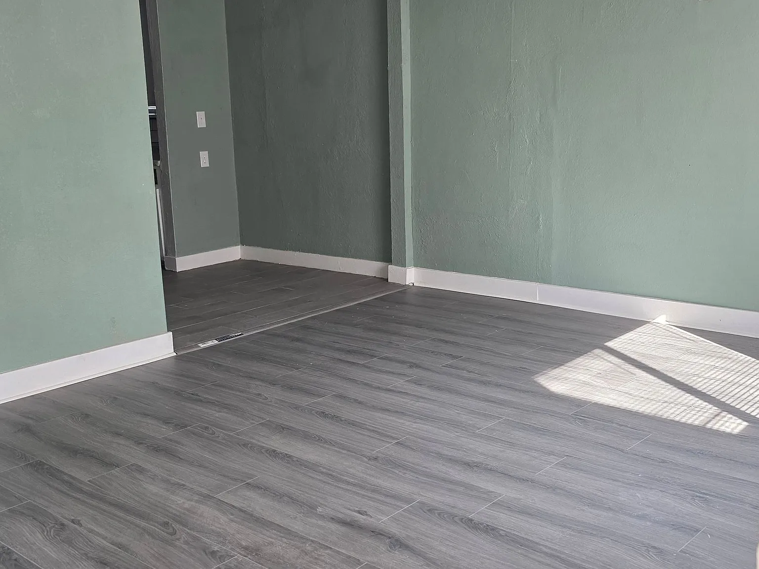 3 bed, 1.0 bath, 1031 sqft, $1,200 — Photo 2
