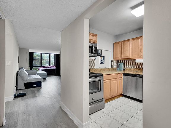 5th image of 1000 Parkview Drive #306