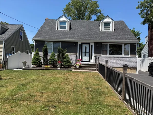 11 Chichester Rd, Huntington Station, NY 11746