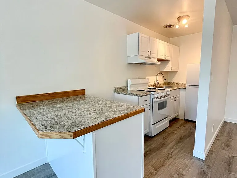 Village Vista Apartments — Photo 24