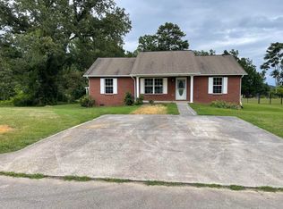 825 Quiet Oaks Way, Dandridge, TN 37725