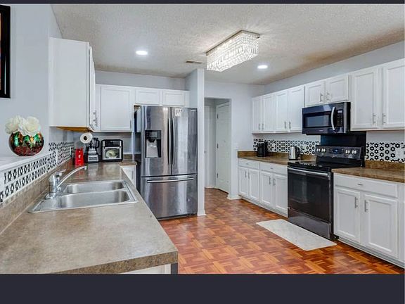 4th image of 208 Maxwell Pl