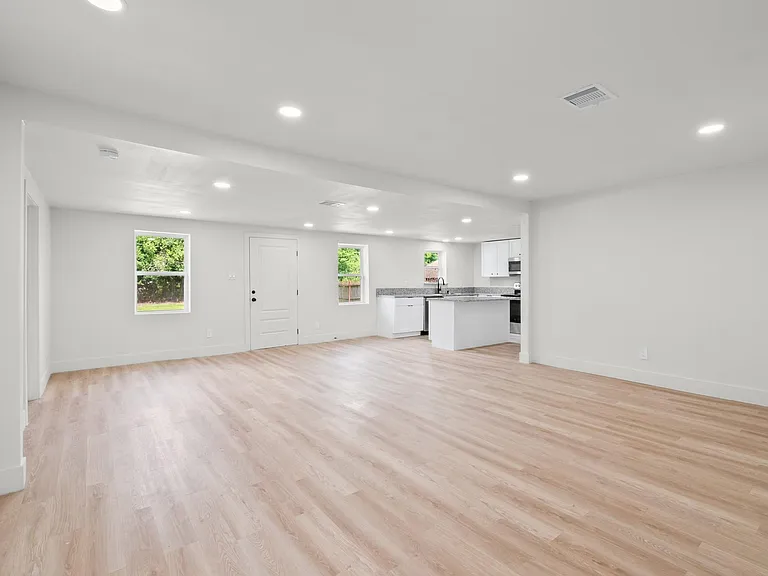 4607 Englewood St — Photo 5