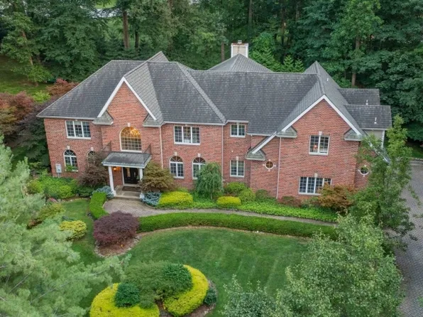 5 Castle Hill Ct, Upper Saddle River Boro, NJ 07458