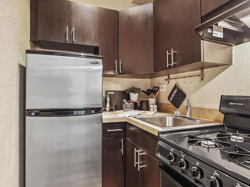 1st image of 710 Peachtree St NE #1424