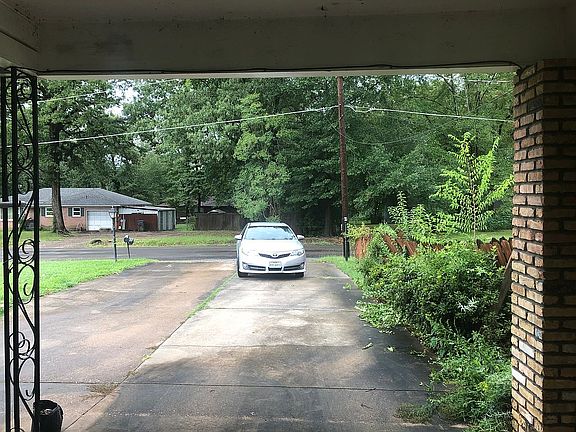 5th image of 102 Crestwood Dr