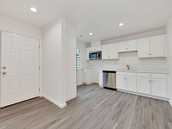4th image of 10397 Amador St