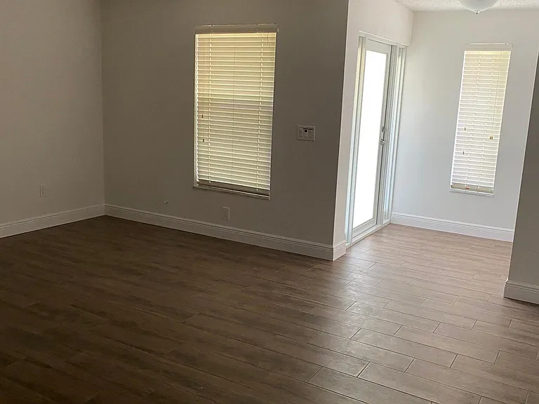 2433 Poinciana St — Photo 13