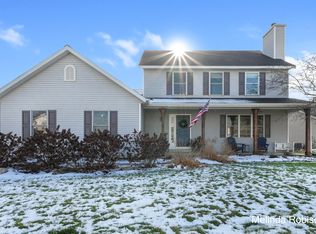 10424 Hunters Creek Dr, Zeeland, MI 49464