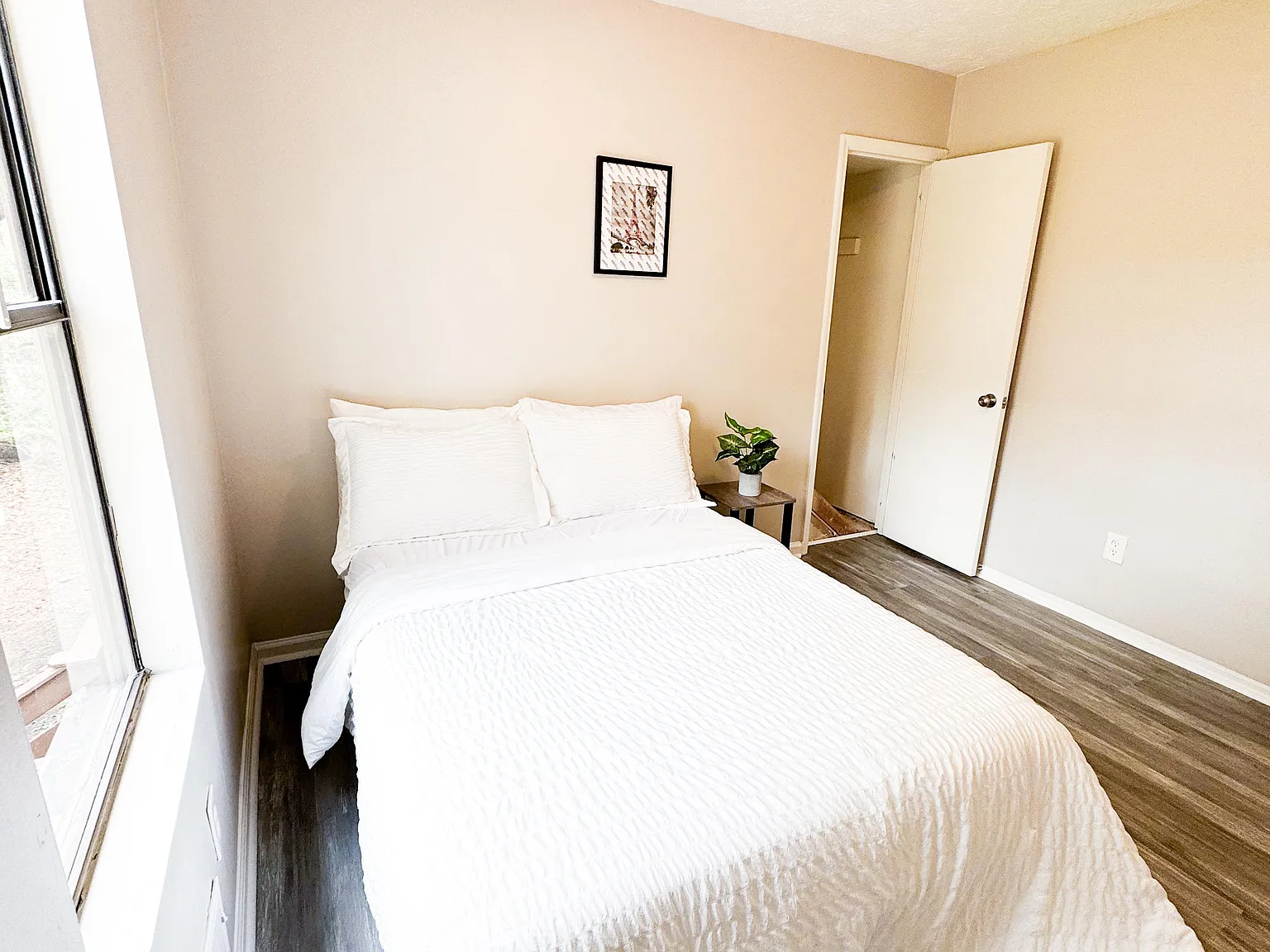 4 bed, 3.0 bath, 2400 sqft, $715 — Photo 2