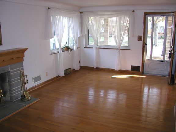 4th image of 7813 Monterey Ave