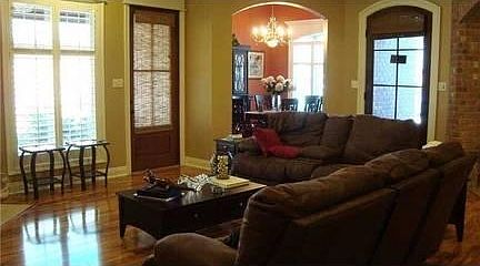 3rd image of 913 N Yorkshire Cir