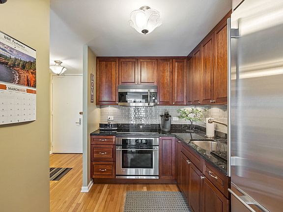 5th image of 2020 N Lincoln Park W APT 9L