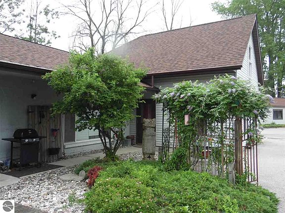 2nd image of 1008 W Lake St
