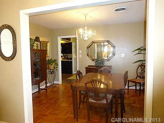 4th image of 1003 Hempstead Pl
