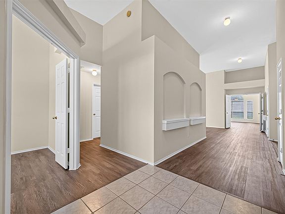 4th image of 2111 Laurel Arbor Dr