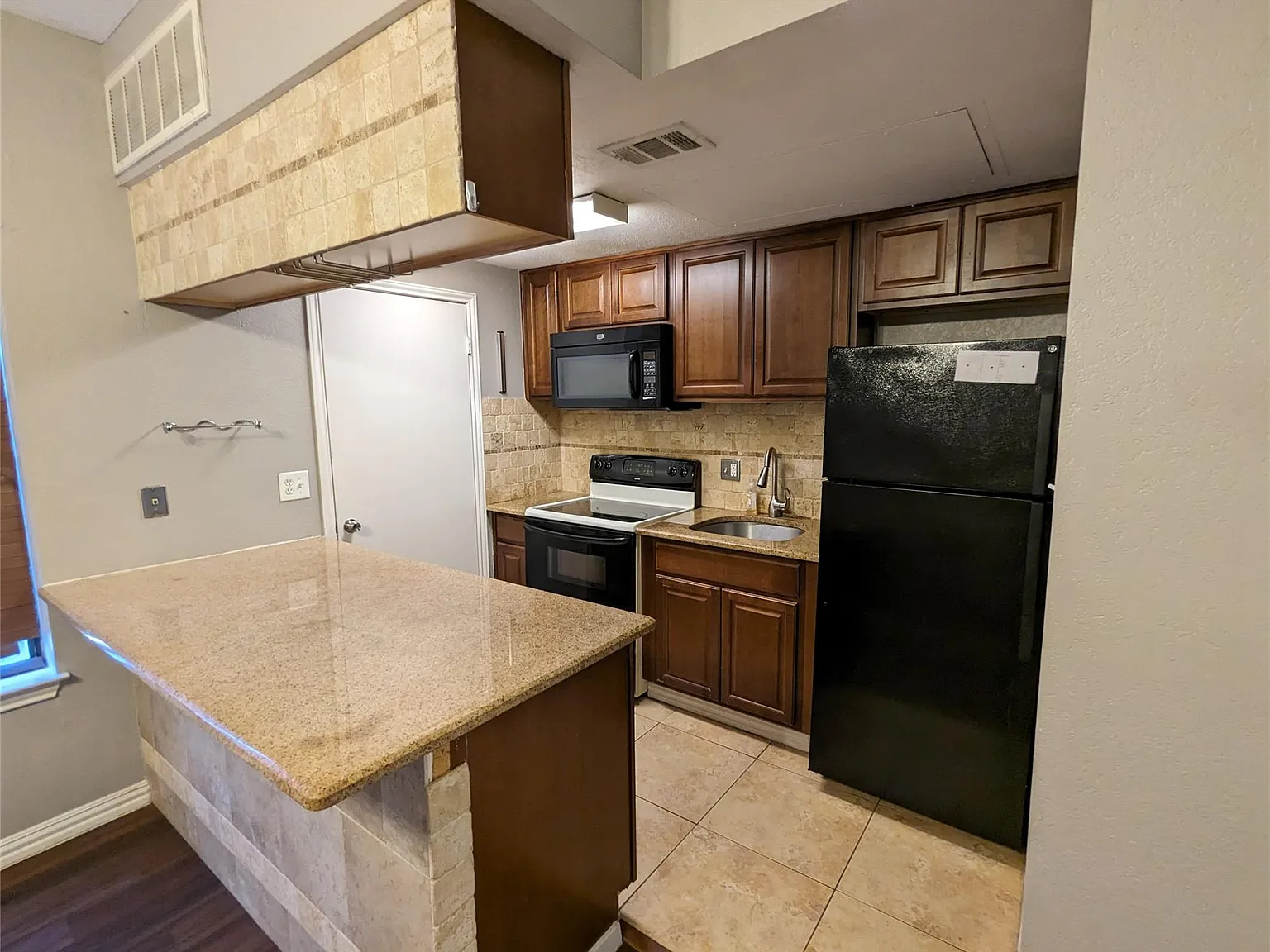 2 bed, 2.0 bath, 554 sqft, $1,595 — Photo 4