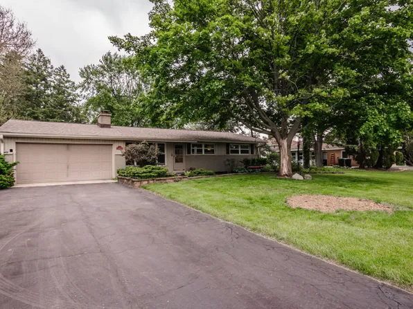 9S771 Brookbank Rd, Willowbrook, IL 60527