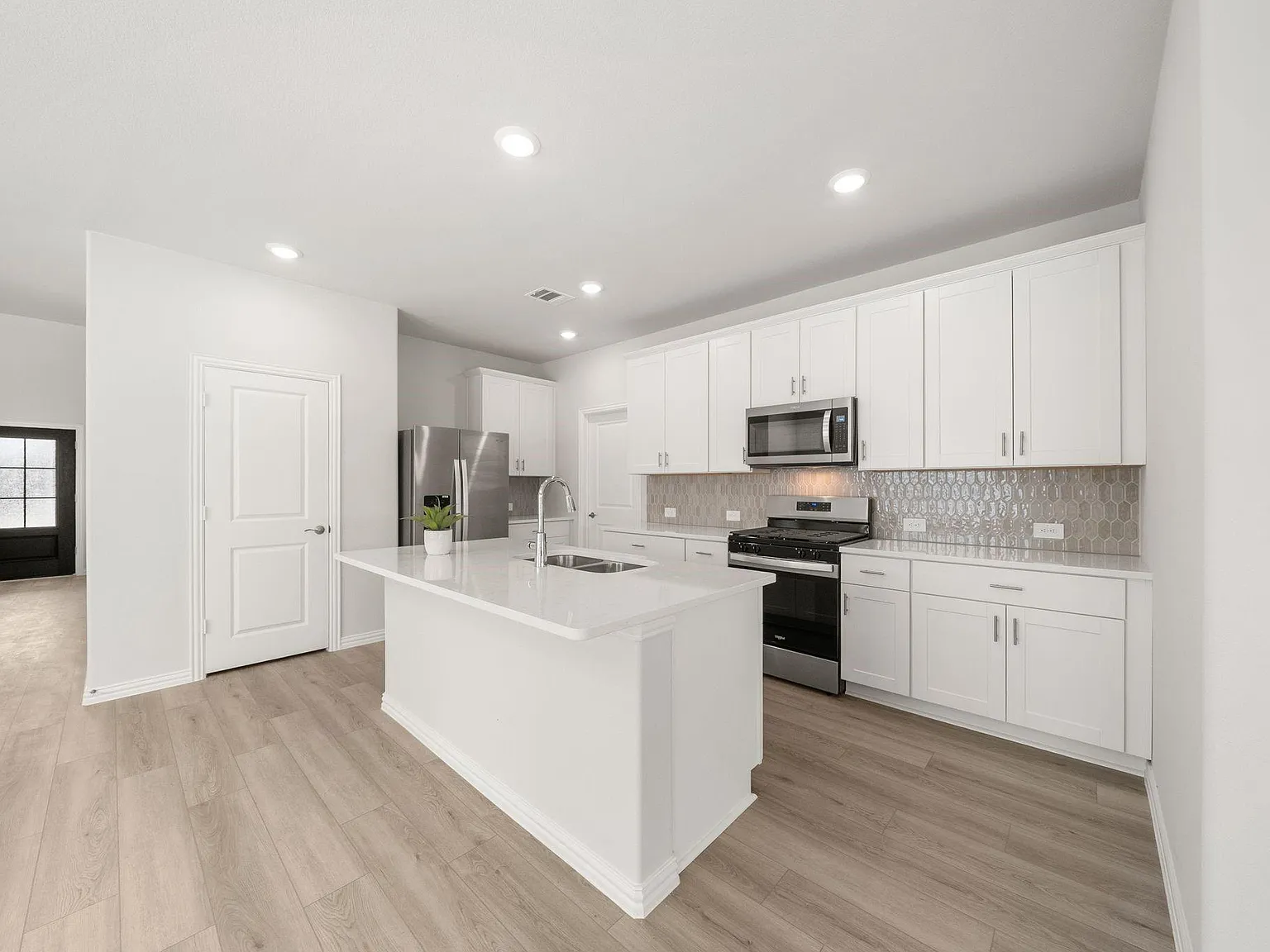 4 bed, 2.5 bath, 2351 sqft, $2,245 — Photo 2