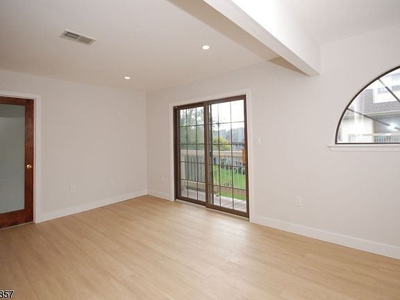 4th image of 3005 Hemlock Pl