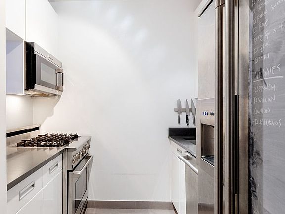 4th image of 99 John St APT 713